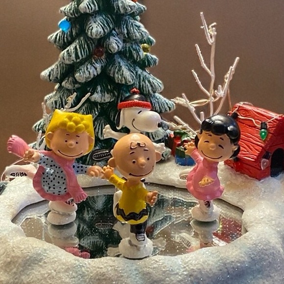Peanuts Skate Pond Musical LED with Christmas Tree - Picture 1 of 14